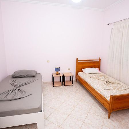 Connie'S Apartments Sarande Bagian luar foto