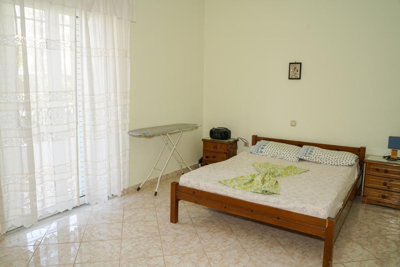 Connie'S Apartments Sarande Bagian luar foto